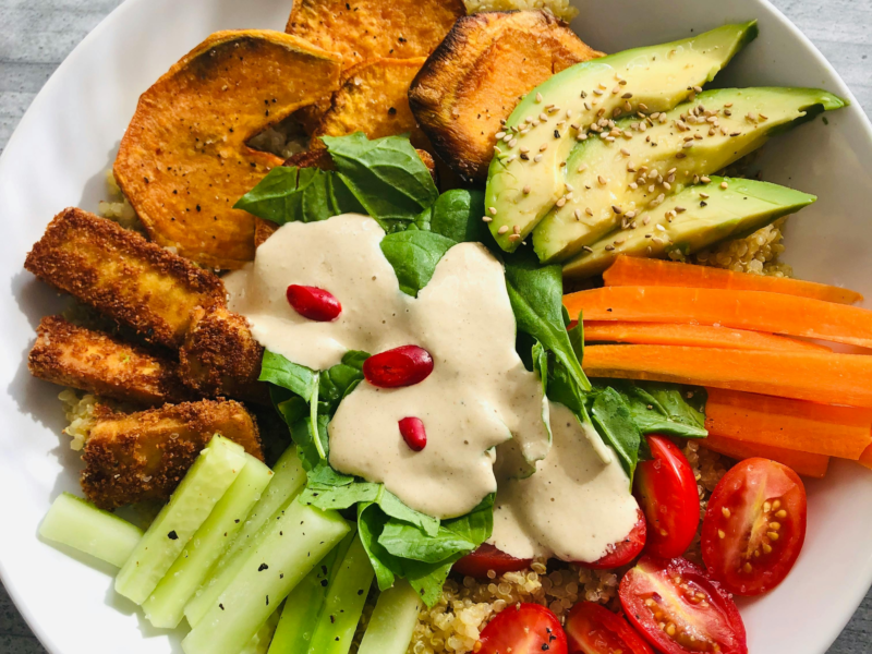 A colorful plate of eye-healthy foods rich in omega-3s, antioxidants, and vitamins