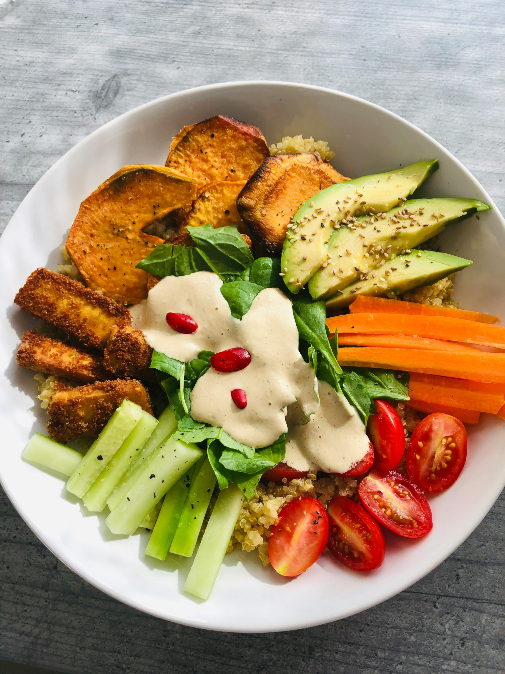 A colorful plate of eye-healthy foods rich in omega-3s, antioxidants, and vitamins