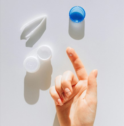 Patient successfully managing severe dry eye and pain associated with Sjögren's Syndrome and Dry Eye using a large scleral contact lens.