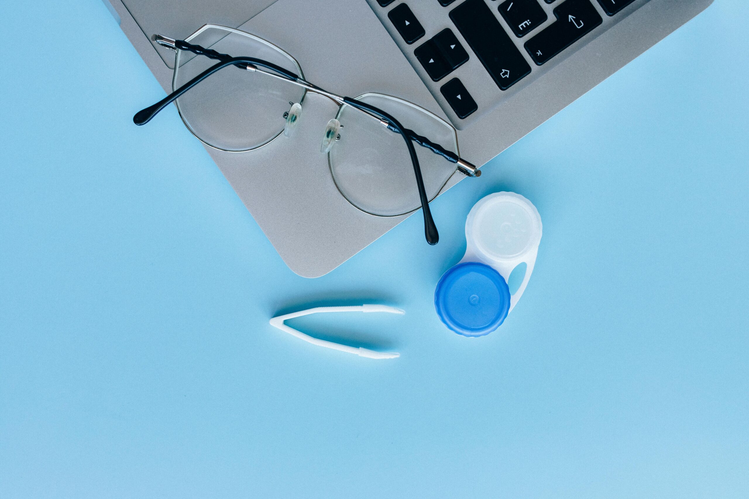 Contact Lenses vs Glasses comparison for lifestyle and vision correction.