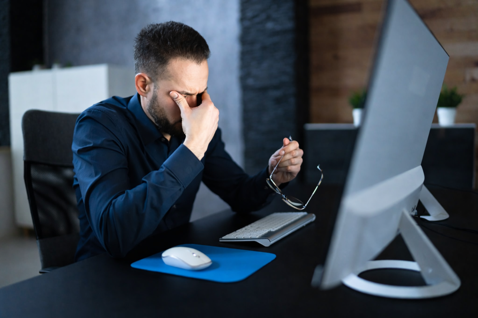 man experiencing eye strain because his vision feels weird after screen use