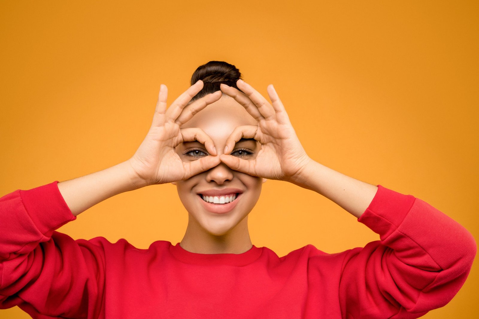 person performing focus exercise illustrating active ocular fitness and visual training