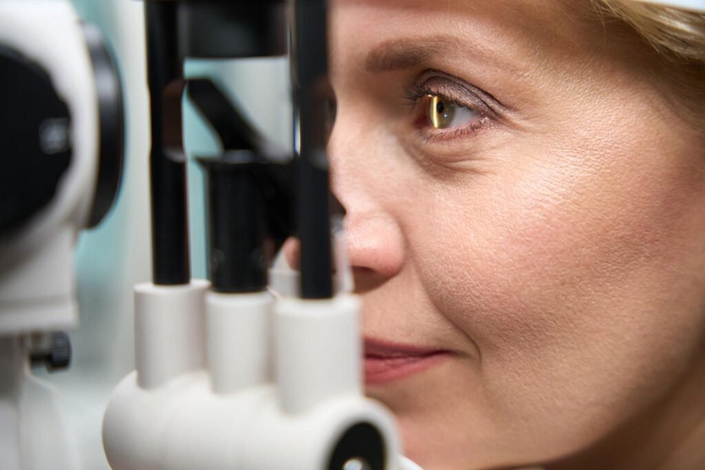 Oscillopsia assessment during an eye movement examination